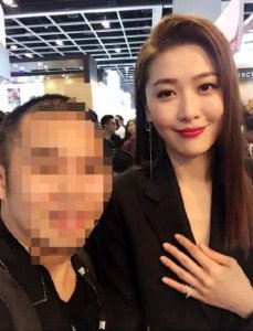 ​40岁周丽淇未修图惊人，腰细到发指，网友：难怪富豪要让她生五胎