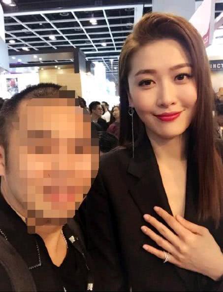 40岁周丽淇未修图惊人，腰细到发指，网友：难怪富豪要让她生五胎