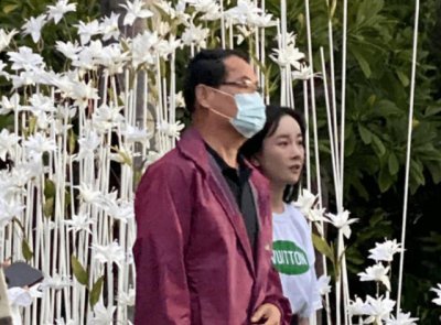 ​张檬小五大婚彩排现场图：张檬挽爸爸的手入场，小五盯场地布置