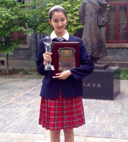 关晓彤上节目衣服火了，100块不到就穿出大牌感，这次终于买得起