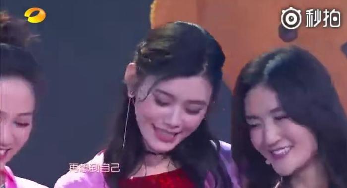 奚梦瑶深夜为陈乔恩庆生，姐妹情深对镜甜笑，网友：腿都p歪了