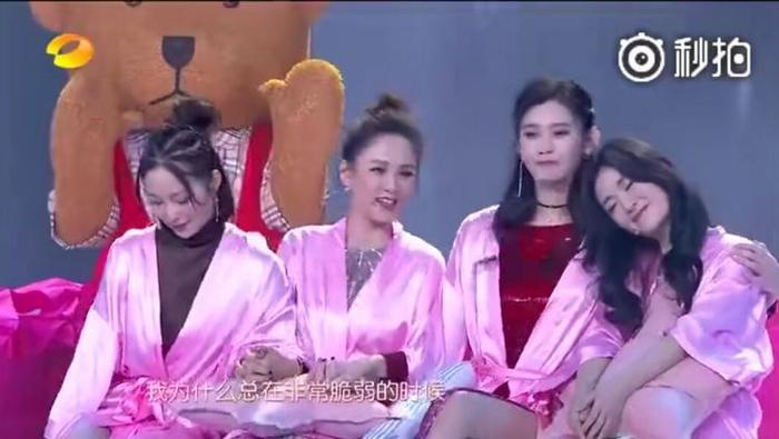 奚梦瑶深夜为陈乔恩庆生，姐妹情深对镜甜笑，网友：腿都p歪了