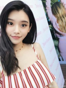 ​奚梦瑶深夜为陈乔恩庆生，姐妹情深对镜甜笑，网友：腿都p歪了