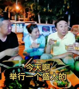 ​64岁冯巩罕见露面，头发斑白无人识，引起网友热议