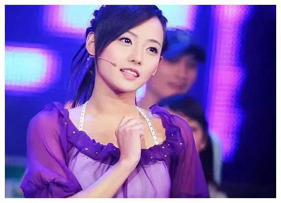 张嘉倪“寻找紫菱”选秀生图，皮肤白皙眼神清澈，网友：颜值巅峰