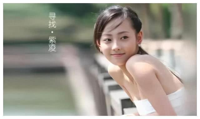 张嘉倪“寻找紫菱”选秀生图，皮肤白皙眼神清澈，网友：颜值巅峰