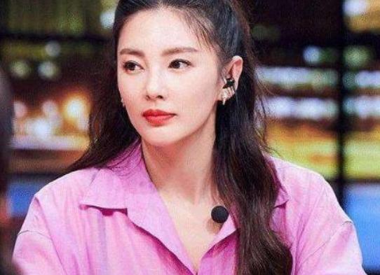 张雨绮与男友抱着儿子逛街，前夫袁巴元公开警告，网友：关系真乱