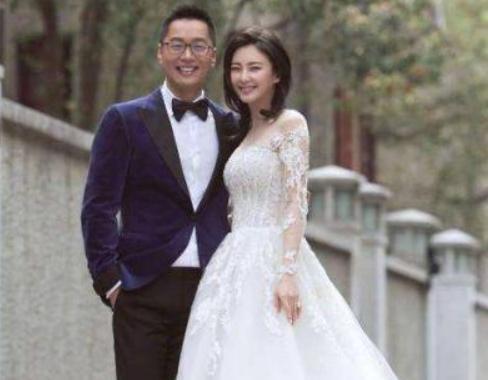 张雨绮与男友抱着儿子逛街，前夫袁巴元公开警告，网友：关系真乱