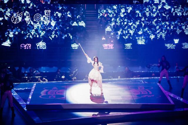 火箭少女北京演唱会：孟美岐能穿鞋跳舞了，吴宣仪绝凳子舞上热搜
