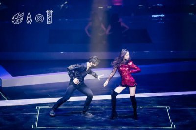 ​火箭少女北京演唱会：孟美岐能穿鞋跳舞了，吴宣仪绝凳子舞上热搜