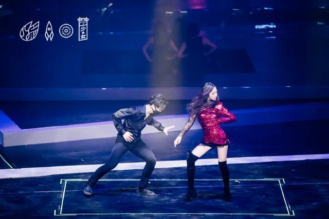 火箭少女北京演唱会：孟美岐能穿鞋跳舞了，吴宣仪绝凳子舞上热搜
