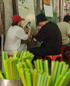 ​网友在香港偶遇窦骁何超莲 二人吃早餐朴素接地气