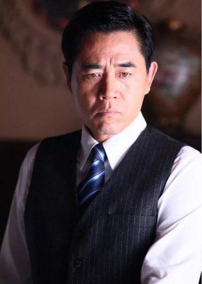 64岁陈宝国近照曝光，隐藏了多年的老婆，原来大家是熟悉的她