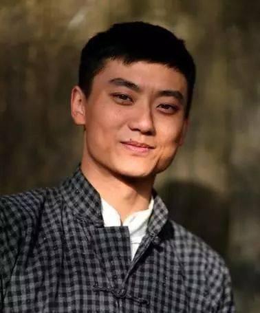 64岁陈宝国近照曝光，隐藏了多年的老婆，原来大家是熟悉的她