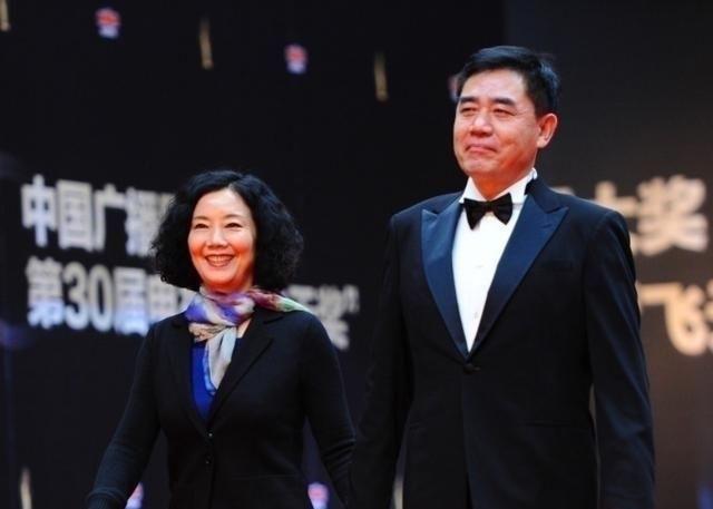 64岁陈宝国近照曝光，隐藏了多年的老婆，原来大家是熟悉的她