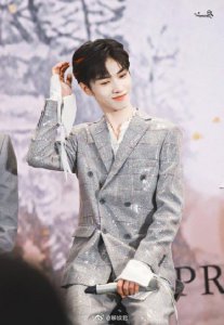 ​宋继扬写真大片曝光，超时尚，挑染的红色也很亮眼了