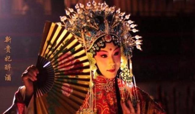 41岁李玉刚“女儿”长大了，笑容可爱大眼迷人，和妈妈一样颜值高