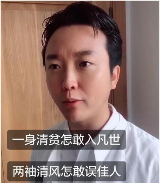 41岁李玉刚“女儿”长大了，笑容可爱大眼迷人，和妈妈一样颜值高