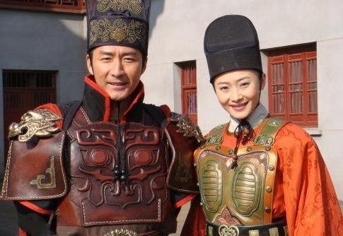 42岁黄海波近照胡子拉碴，面容憔悴星范全无，37岁妻子美貌依旧