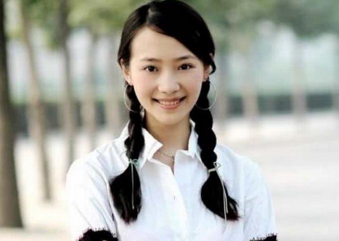 42岁黄海波近照胡子拉碴，面容憔悴星范全无，37岁妻子美貌依旧