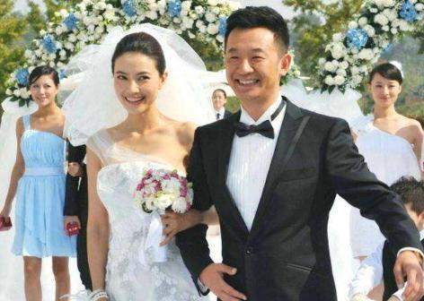 42岁黄海波近照胡子拉碴，面容憔悴星范全无，37岁妻子美貌依旧