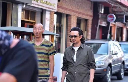 42岁黄海波近照胡子拉碴，面容憔悴星范全无，37岁妻子美貌依旧