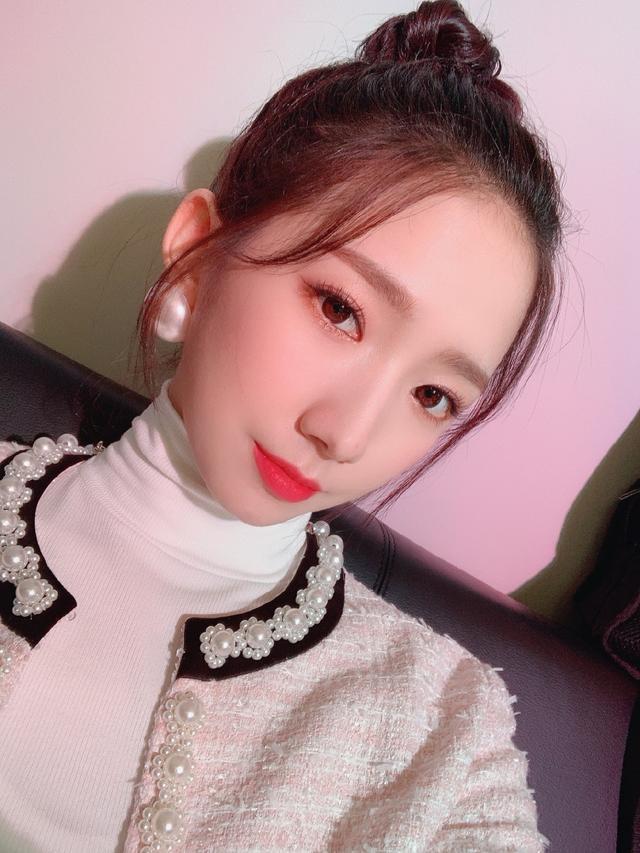 孟美岐现身《创造营》，穿粉色小外套配短裙，绑丸子头俏皮感十足