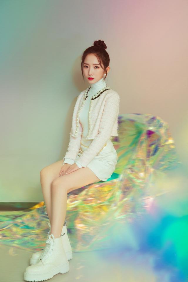 孟美岐现身《创造营》，穿粉色小外套配短裙，绑丸子头俏皮感十足