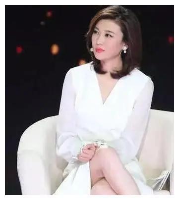 嫁入豪门后夫家接连入狱，最美央视女主播，今逆生长美到认不出