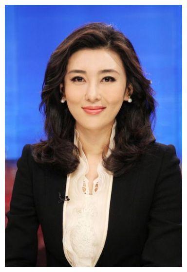 嫁入豪门后夫家接连入狱，最美央视女主播，今逆生长美到认不出