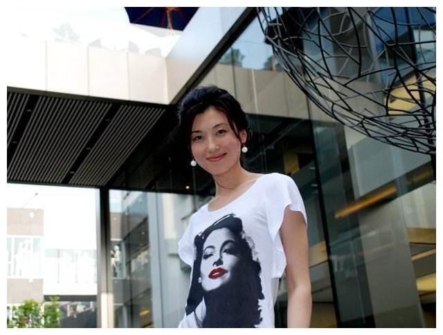 嫁入豪门后夫家接连入狱，最美央视女主播，今逆生长美到认不出
