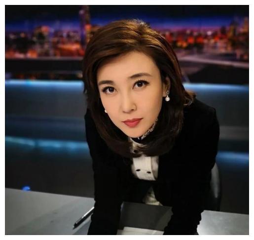 嫁入豪门后夫家接连入狱，最美央视女主播，今逆生长美到认不出