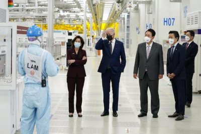 ​拜登这一年：倾力代言“美国造” 芯片工厂站台忙