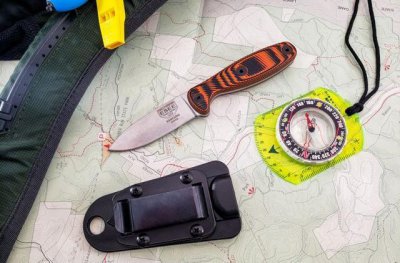 ​ESEE 折叠式直刀，非常适合外出旅行的人