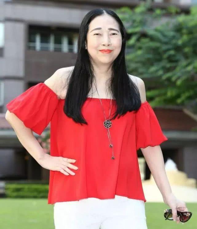 真渣女！靠结婚身家百亿，抛弃亲生女只爱小鲜肉，还放言追求黎明