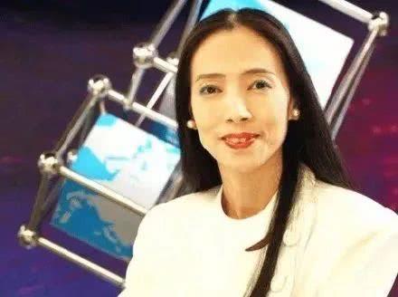 真渣女！靠结婚身家百亿，抛弃亲生女只爱小鲜肉，还放言追求黎明
