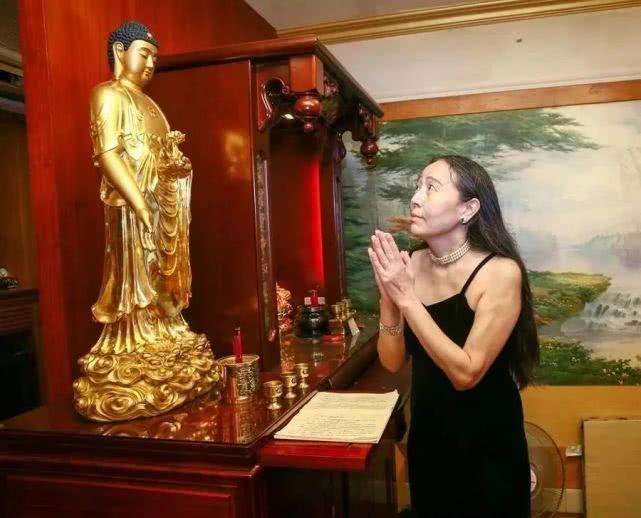 真渣女！靠结婚身家百亿，抛弃亲生女只爱小鲜肉，还放言追求黎明