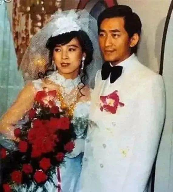 真渣女！靠结婚身家百亿，抛弃亲生女只爱小鲜肉，还放言追求黎明