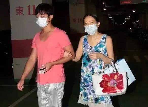 真渣女！靠结婚身家百亿，抛弃亲生女只爱小鲜肉，还放言追求黎明
