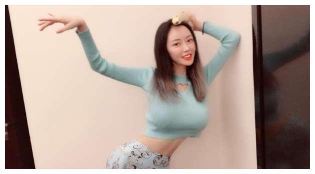 “宅男女神”潘春春晒一字马显尴尬，网友：柔韧性不好就不要勉强