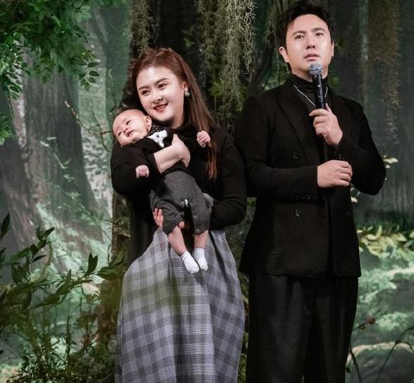 39岁沈腾全家近照: 丈母娘比老婆还漂亮, 一家三口幸福美满