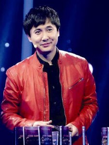 ​39岁沈腾全家近照: 丈母娘比老婆还漂亮, 一家三口幸福美满