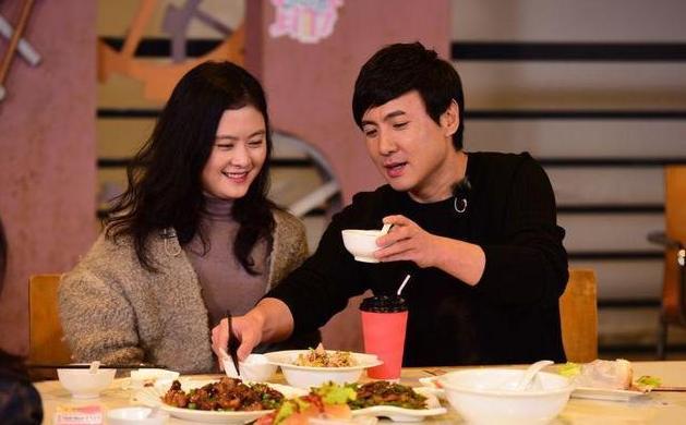 39岁沈腾全家近照: 丈母娘比老婆还漂亮, 一家三口幸福美满