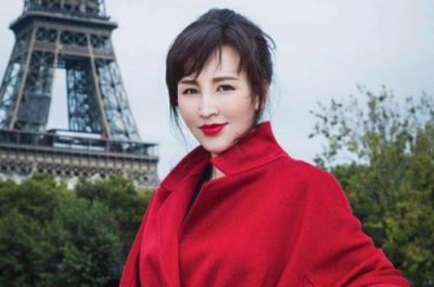 ​44岁岳丽娜近照，被老公隐藏了20年，女儿漂亮，儿子一言难尽