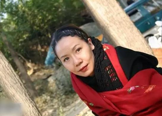 杨青生活近照：因“丑”出名却嫁德国大亨，如今开酒庄当老板娘