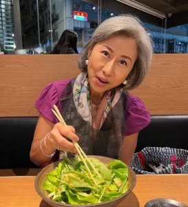 ​60岁叶倩文近况曝光，一脸冻龄身形苗条，一头白发彰显气质