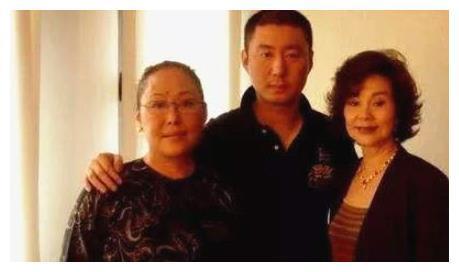 斯琴高娃47岁儿子近照，原来是我们熟悉的演员，曾在13岁入狱