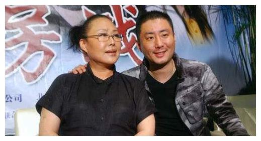 斯琴高娃47岁儿子近照，原来是我们熟悉的演员，曾在13岁入狱