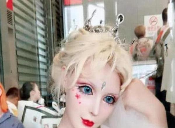 她被称为中国真人芭比，张嘴吃东西困难，最后被一张照片害惨！