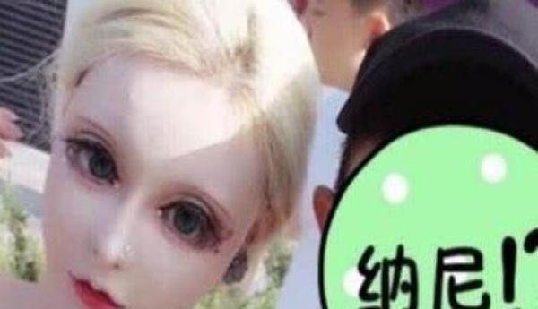 她被称为中国真人芭比，张嘴吃东西困难，最后被一张照片害惨！